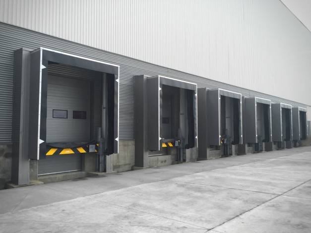 loading facilities with door seals in the automotive logistics