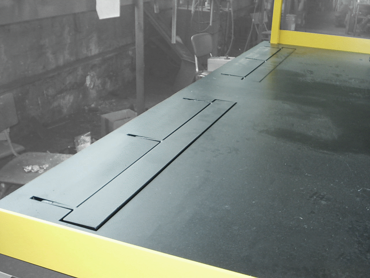Lifting Platform in the car house with Roll-Off Protection