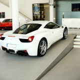 Autohauslösungen – Ferrari auf Überfahrbrücke