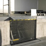 Lift table with corrugated wire mesh