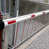Barrier with barrier grate